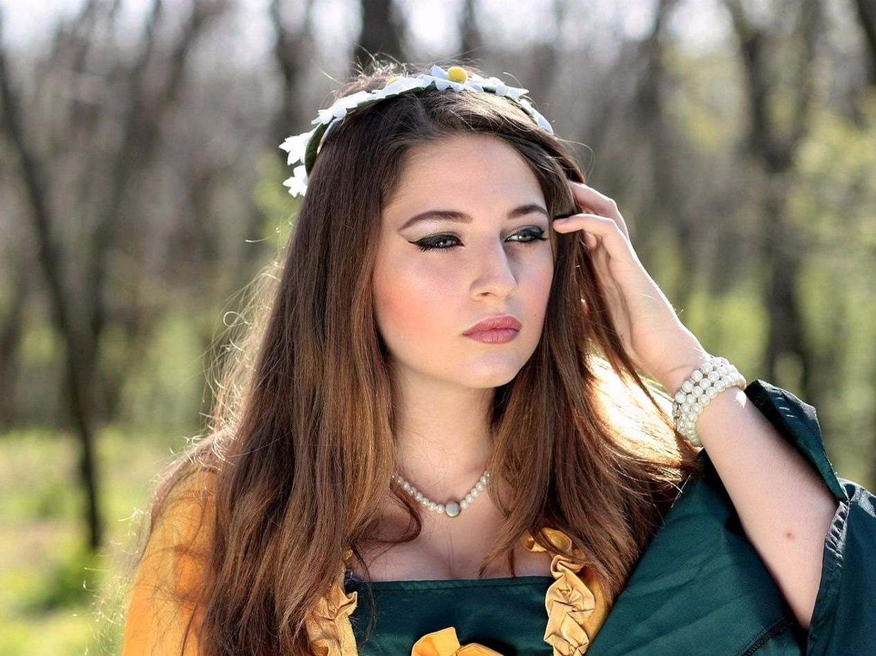 Benekli yüzey olan geniş taş mitos tabağı, eski sanat örneklerinden ilham almış